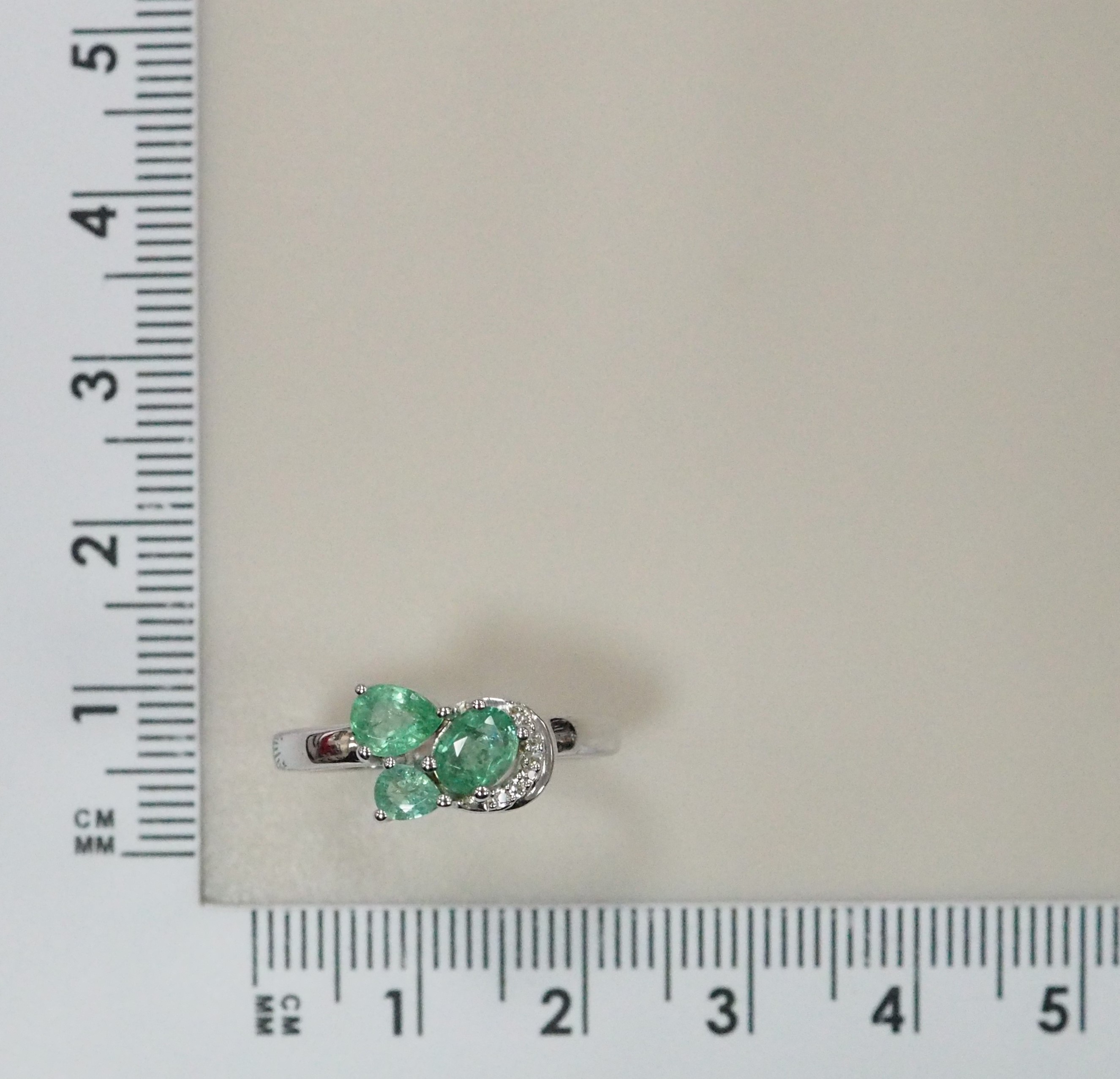 Серебряное кольцо с изумрудами